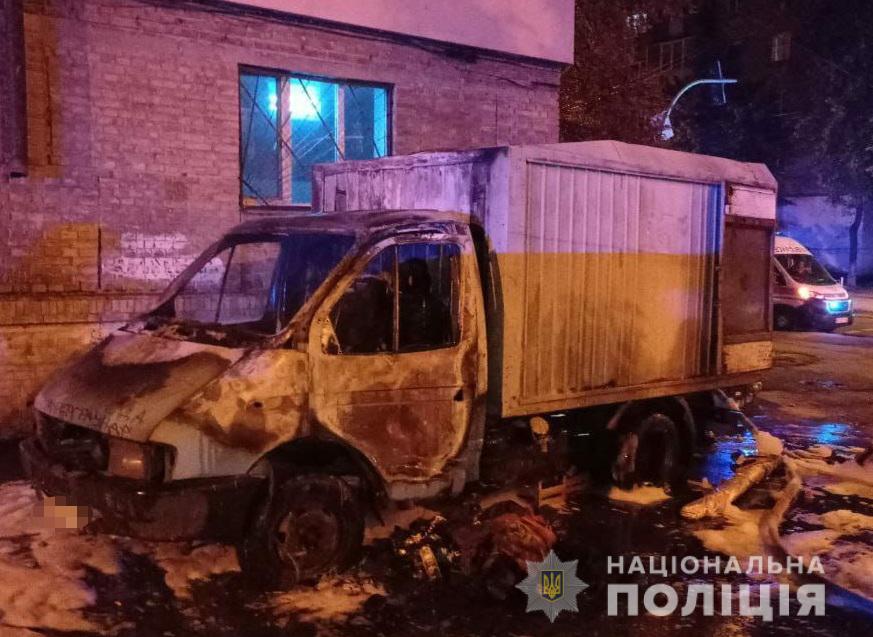 Правоохоронці повідомили про підозру чоловіку, який підпалив автомобіль в Шевченківському районі столиці